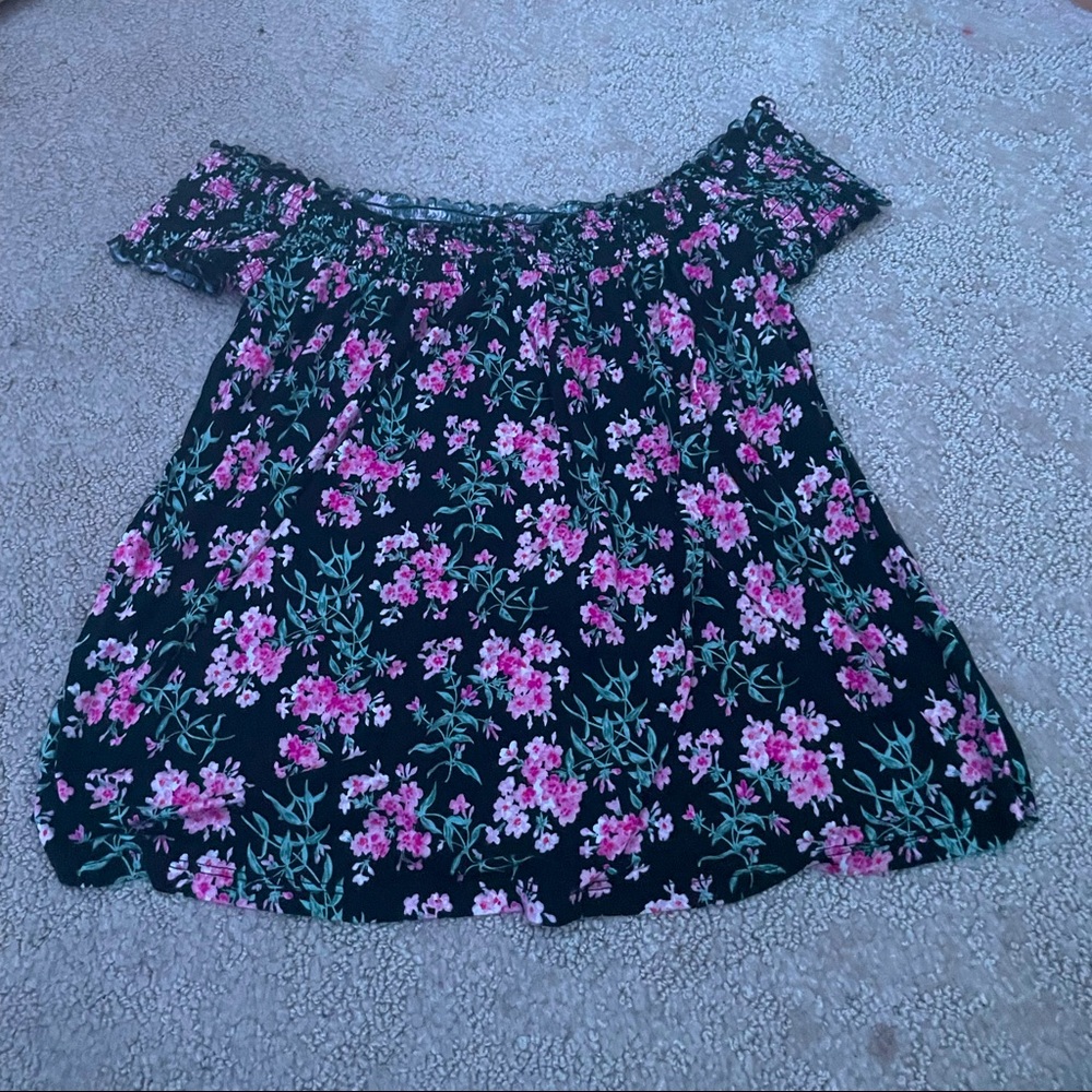 I’m selling a off the shoulder blouse that is beautiful it just no longer fits!